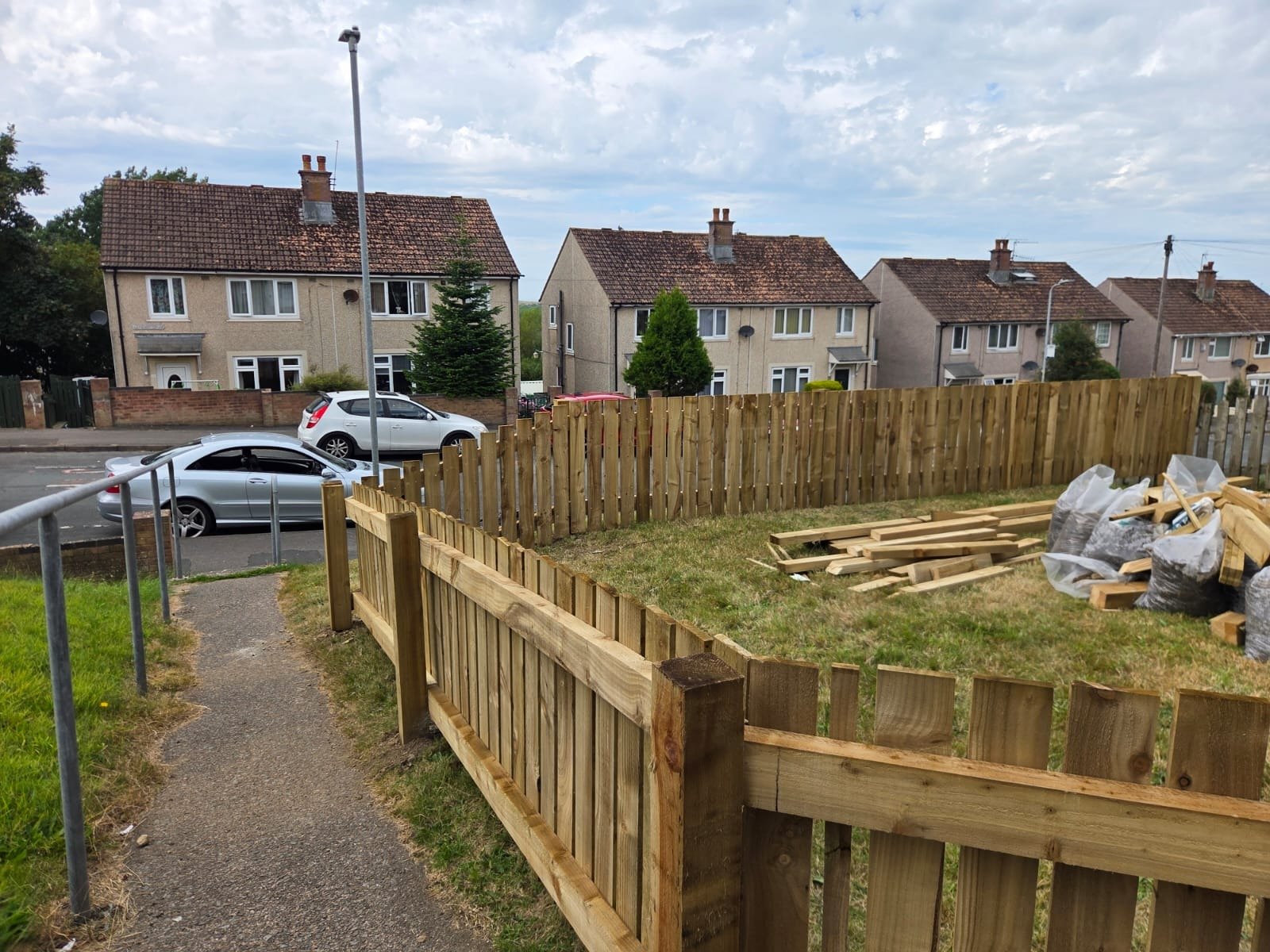 Hit and miss fencing stepped around a corner plot