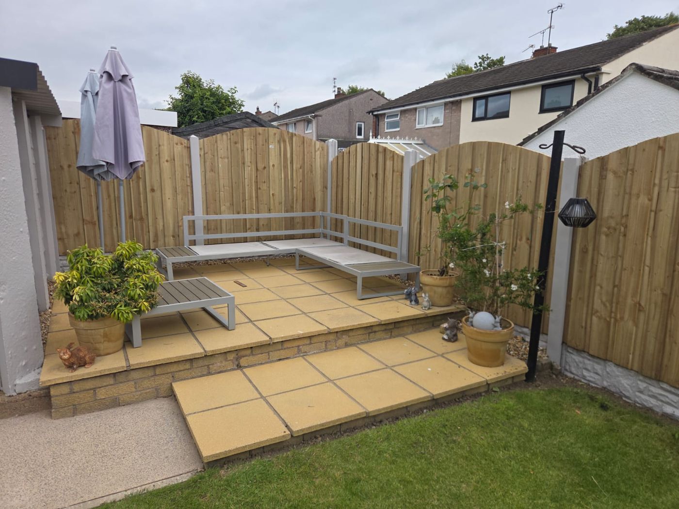 Arched fence panels around a raised patio