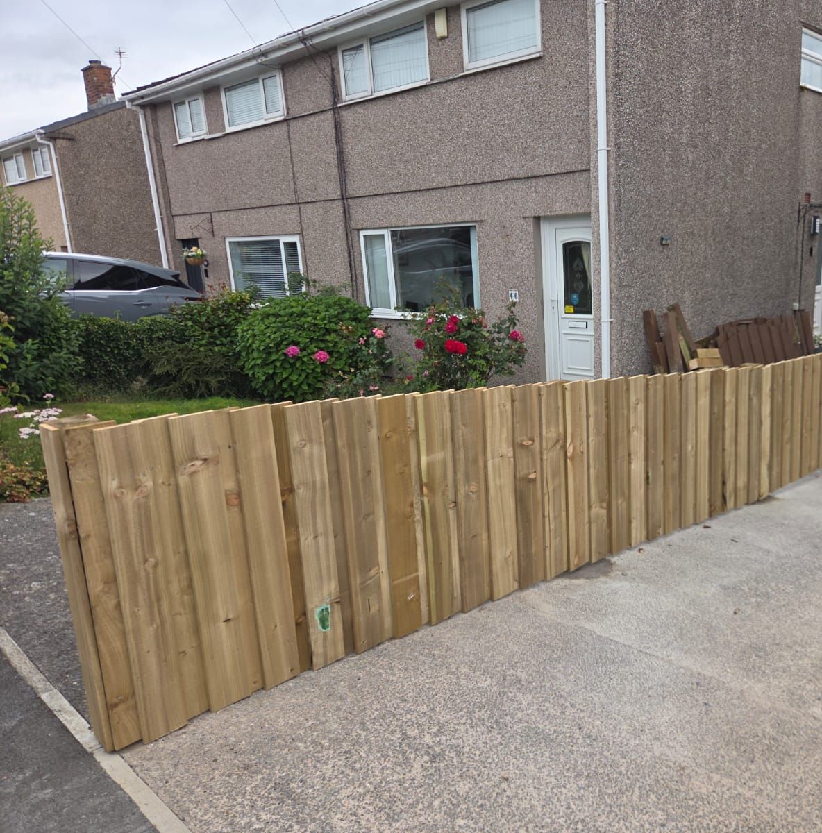 New closeboard boundary fence along a front garden